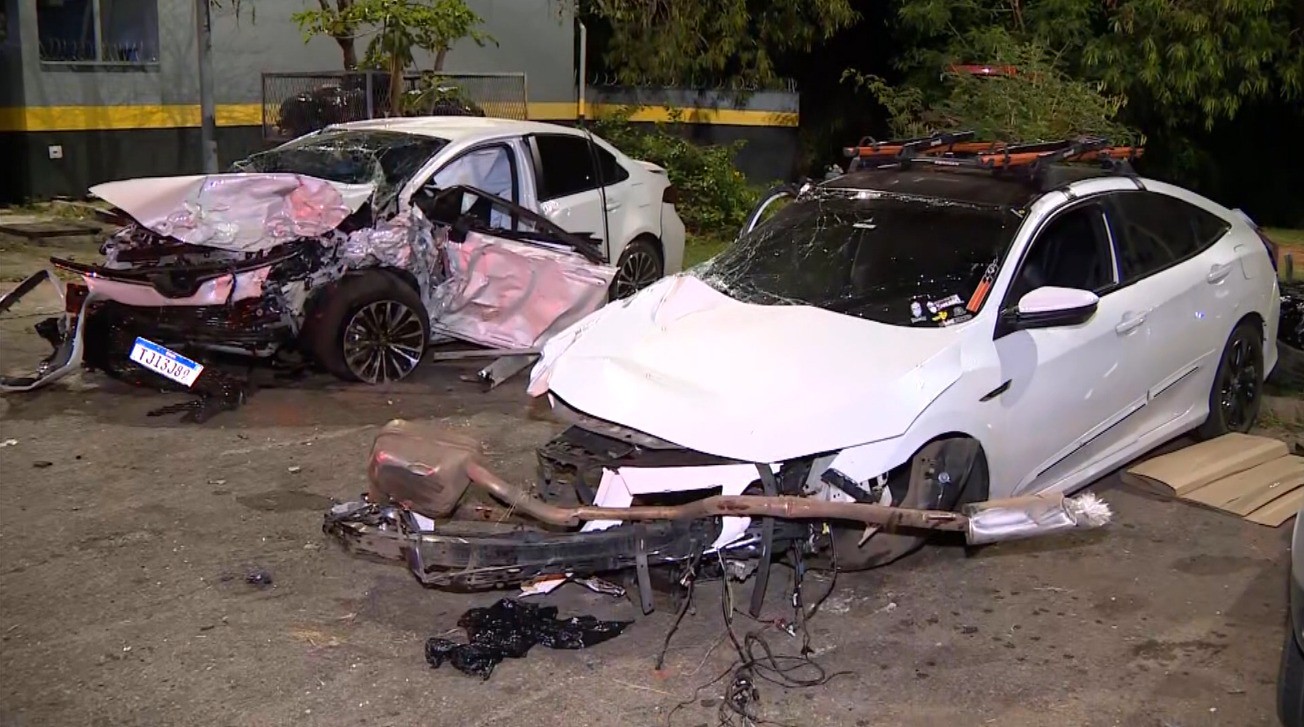 Colisão frontal deixa veículos destruídos na Rodovia Bandeirantes, em Campinas