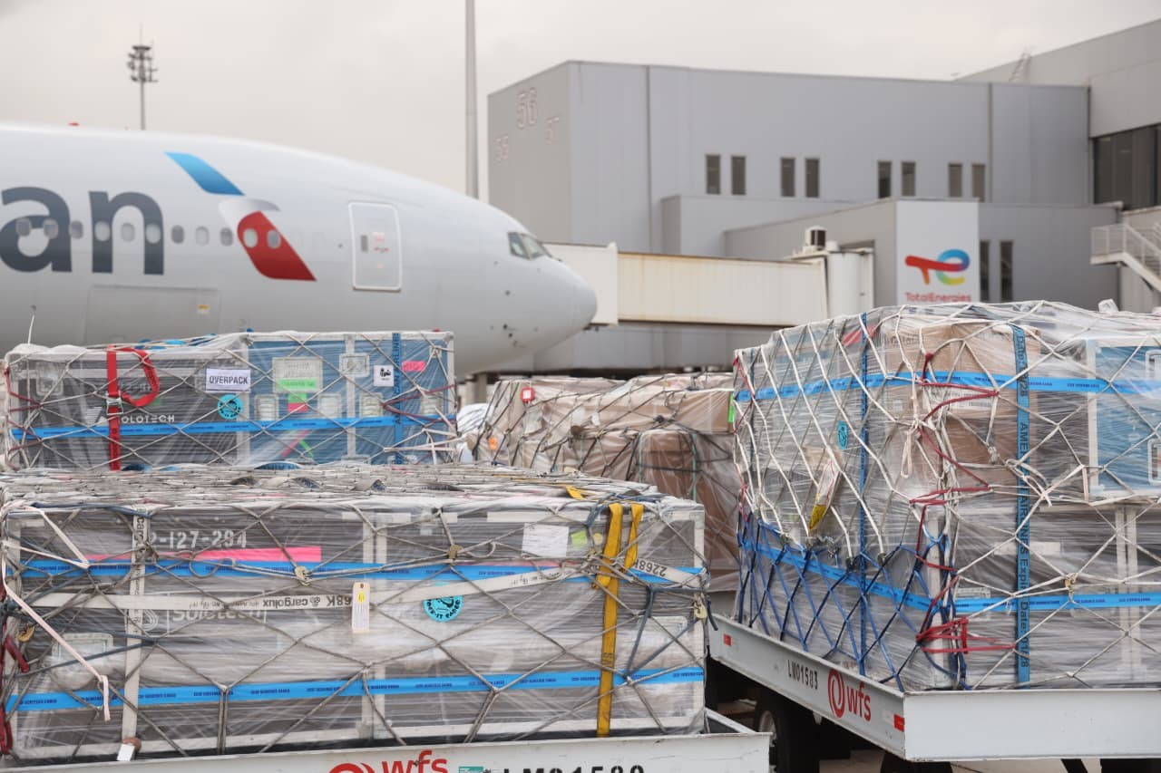 Mais 15 toneladas de equipamentos para show de Shakira chegam ao Galeão