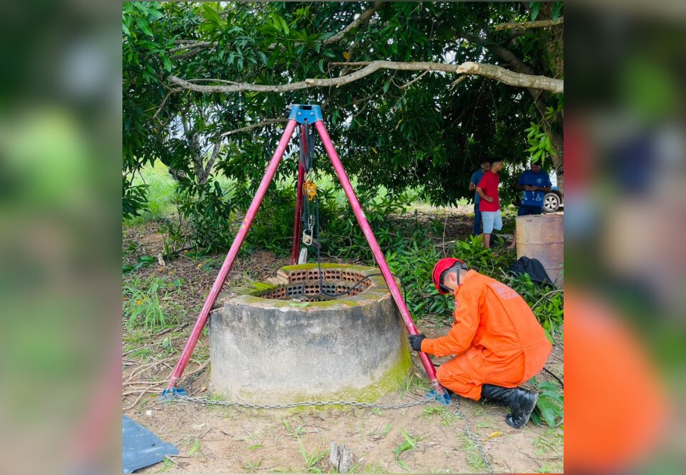 Bombeiros retiram corpo de jovem de dentro do poço em Chapada da Natividade — Foto: Corpo de Bombeiros/Divulgação