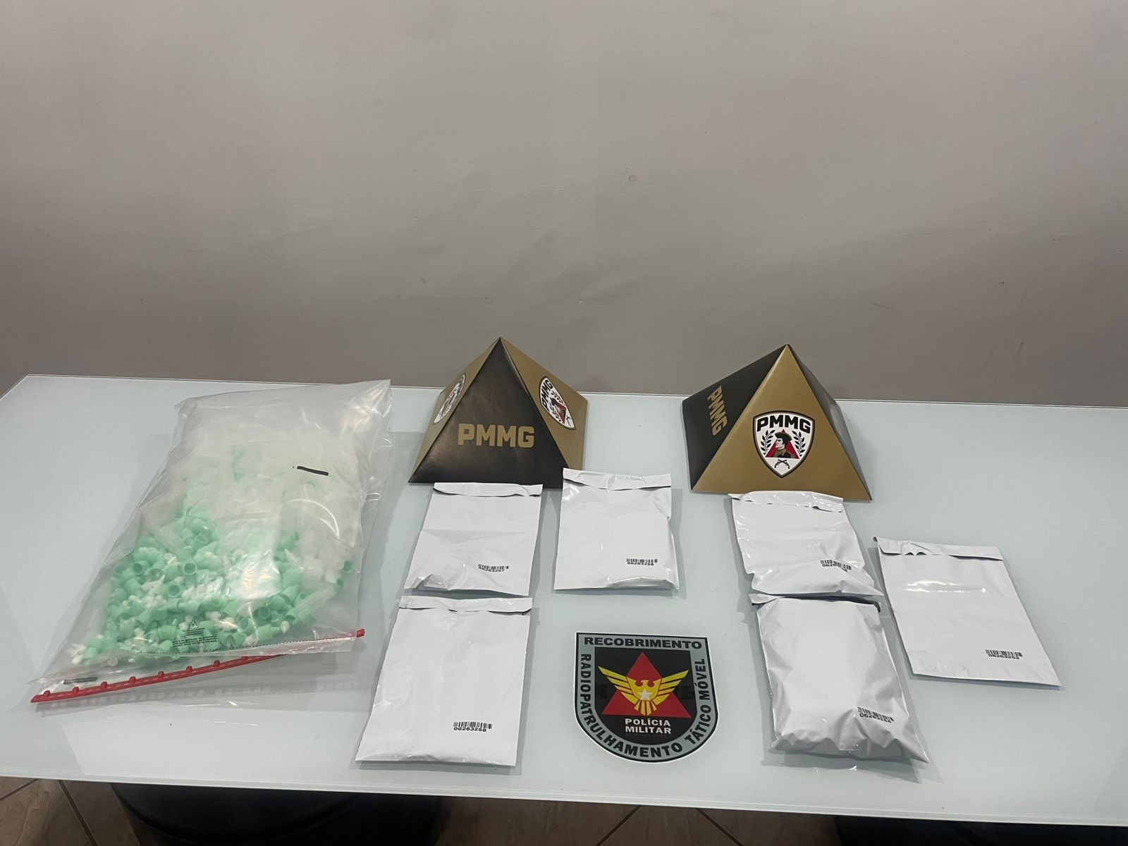 Polícia apreende arma, drogas e munições em dois bairros de Governador Valadares