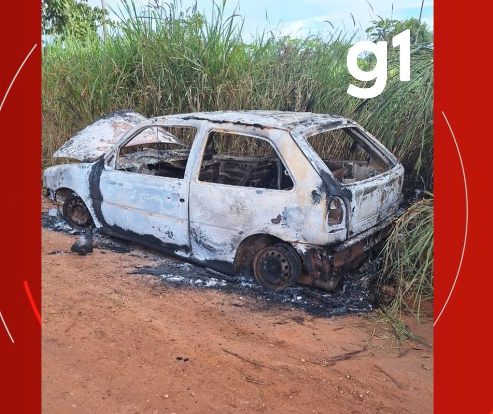 No local, as equipes encontraram o carro completamente destruído pelo fogo — Foto: MiraNews