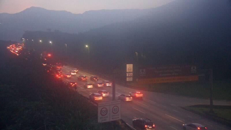 Onda de calor lota praias do litoral de SP e estradas na volta para a capital paulista