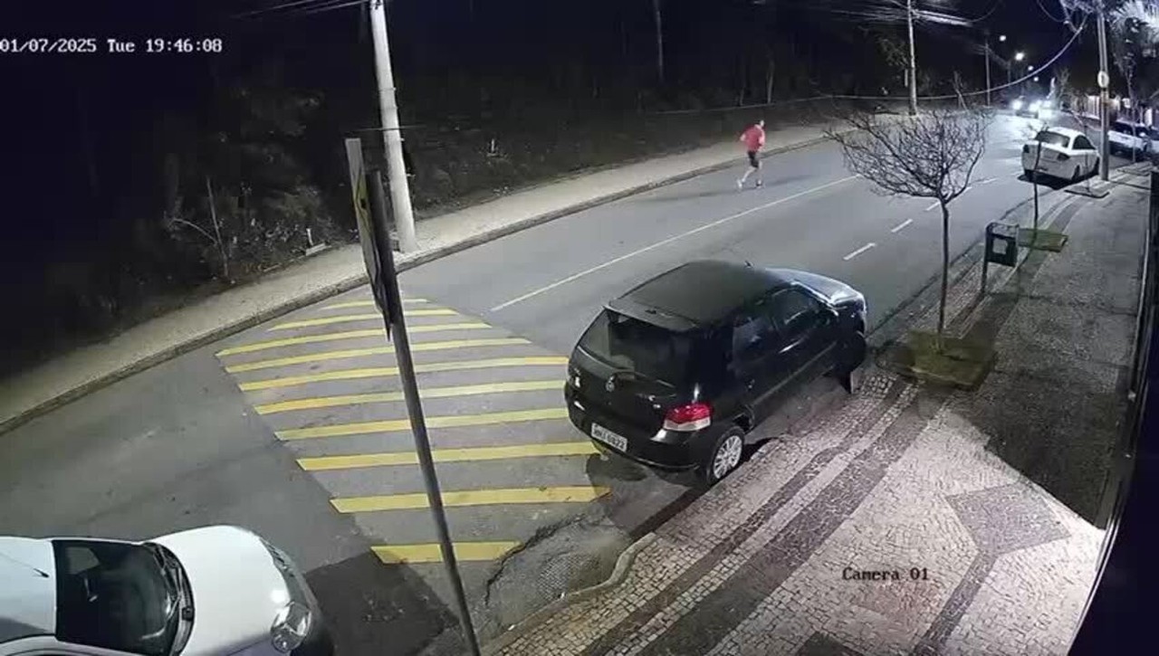 Vídeo mostra batida de carro de luxo em poste em bairro da região sul de BH