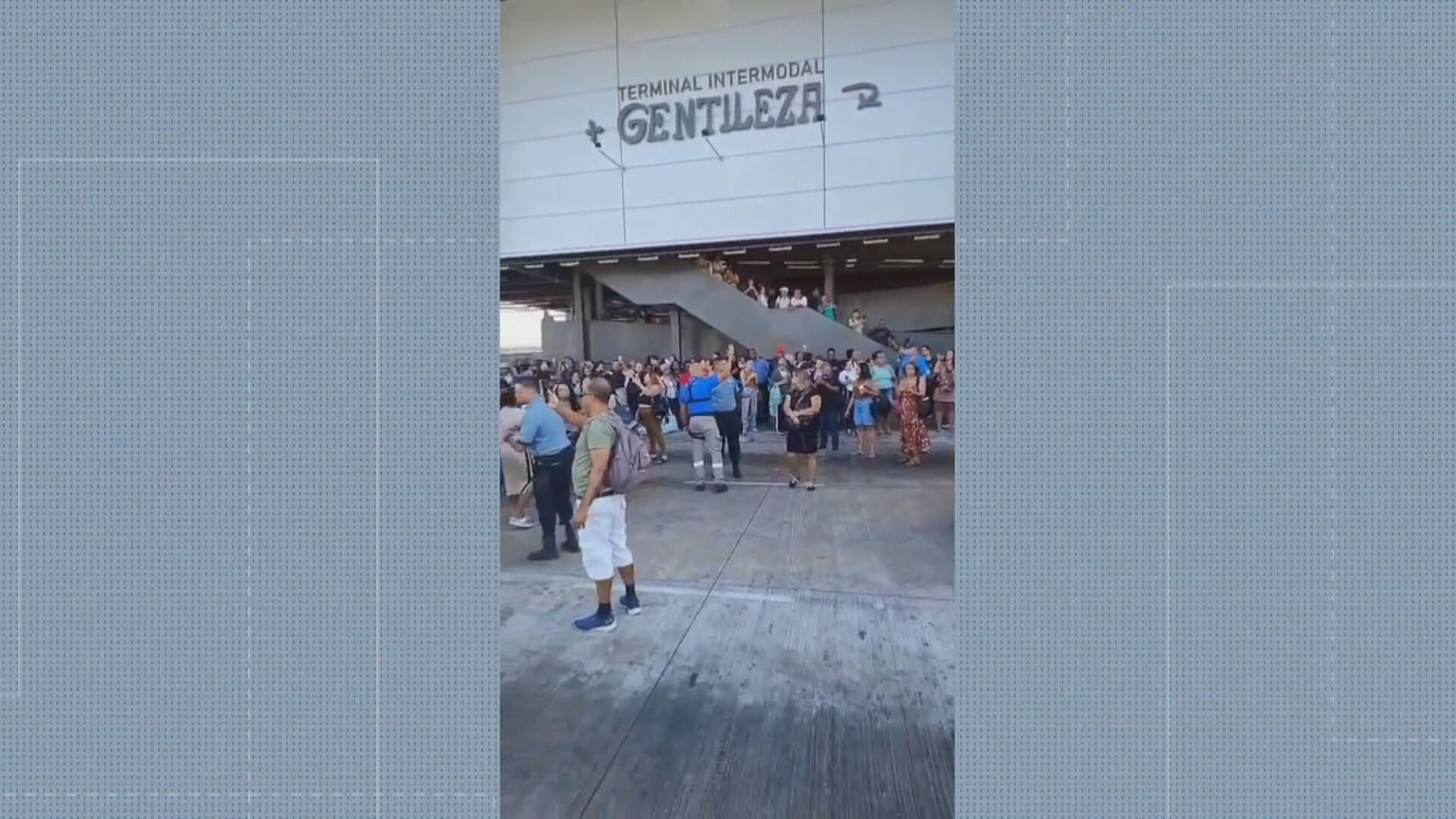 Redução na frota de ônibus causa protesto e filas no Terminal Gentileza