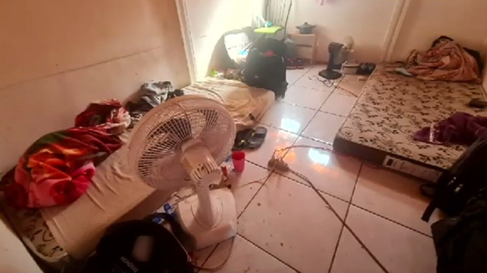 Os trabalhadores, recrutados principalmente nos estados do Ceará e Piauí, estavam alojados em quatro barracos precários nas proximidades do canteiro de obras, a cerca de 400 km de Goiânia. — Foto: Reprodução