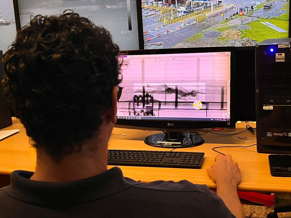 Corpo em decomposição foi encontrado dentro de contêiner em terminal no Porto de Santos, SP, com auxílio de um scanner — Foto: Diego Bertozzi/TV Tribuna