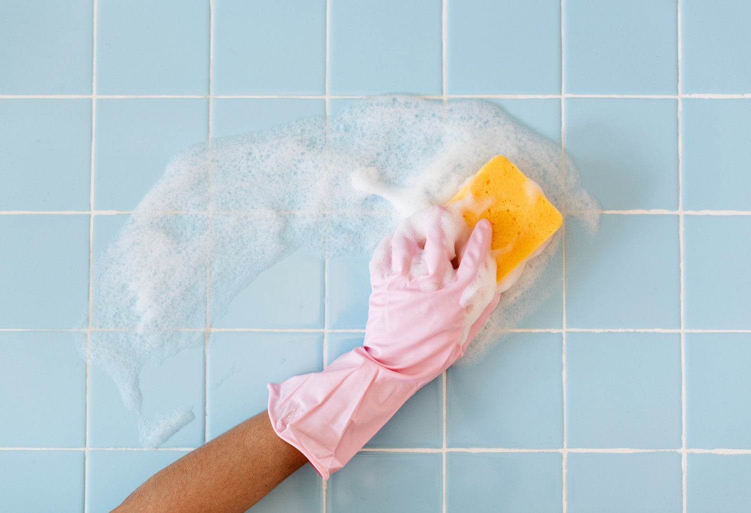 5 erros que você comete ao limpar os azulejos do banheiro e como evitá-los