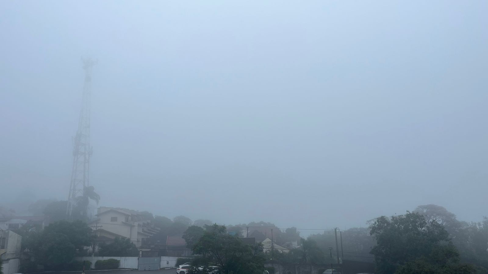 Aniversariante tímida? Porto Alegre amanhece 'escondida' sob neblina no dia em que completa 254 anos