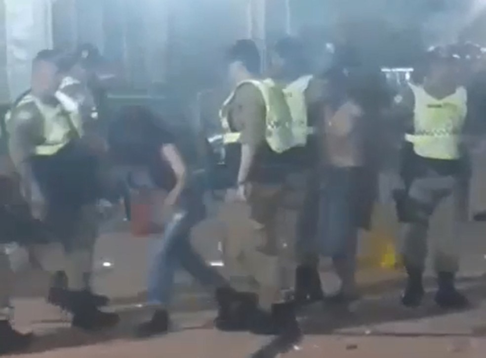 Polícia usa bombas em confusão com foliões após fim de festa de carnaval em Poços de Caldas — Foto: Redes sociais