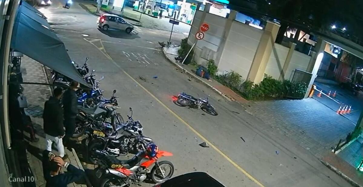 VÍDEO: Motociclista avança rotatória e bate em carro no Bairro São Pedro, em Juiz de Fora