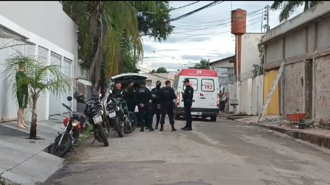 Trio tenta assaltar casa, faz pedreiro refém e troca tiros com policial à paisana em Rio Branco