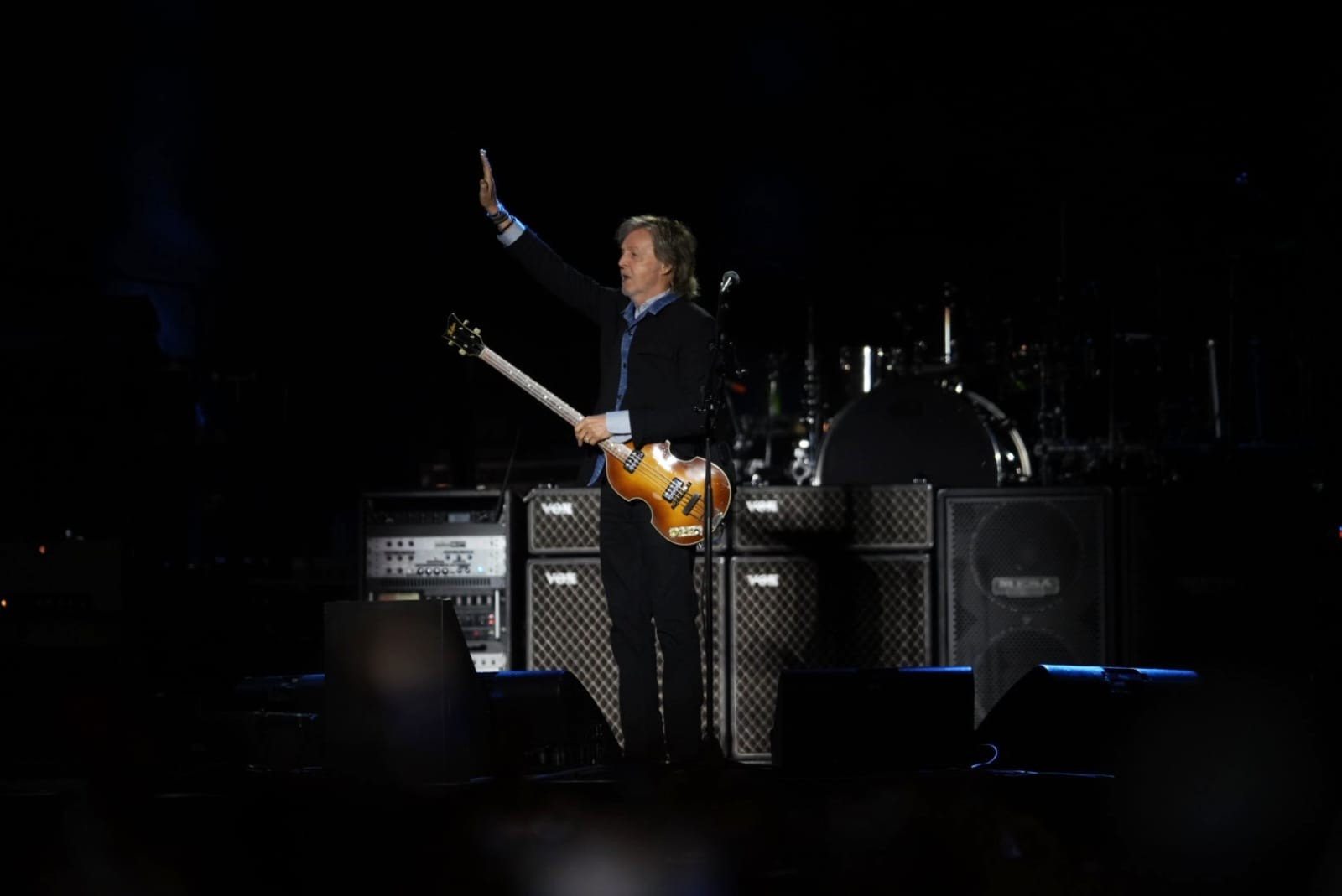 Paul McCartney faz show nostálgico, chama fãs de 'manezinhos' e se diverte em Florianópolis 