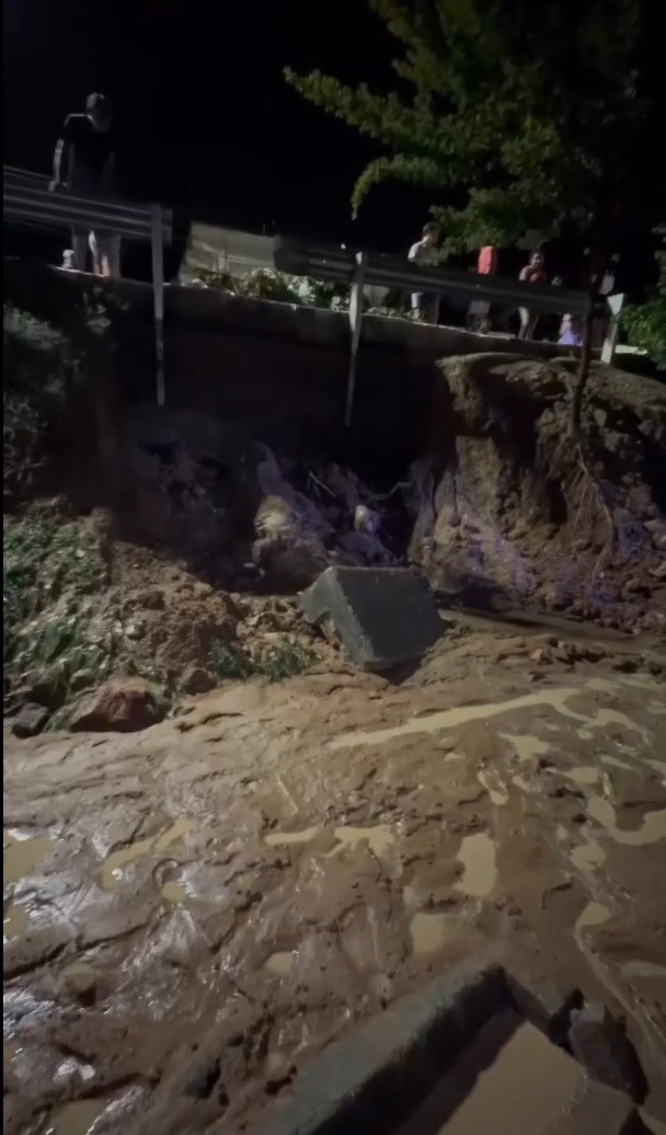 Fortes chuvas destroem asfalto e interdita trecho da BR-316 em Santana do Ipanema, em Alagoas