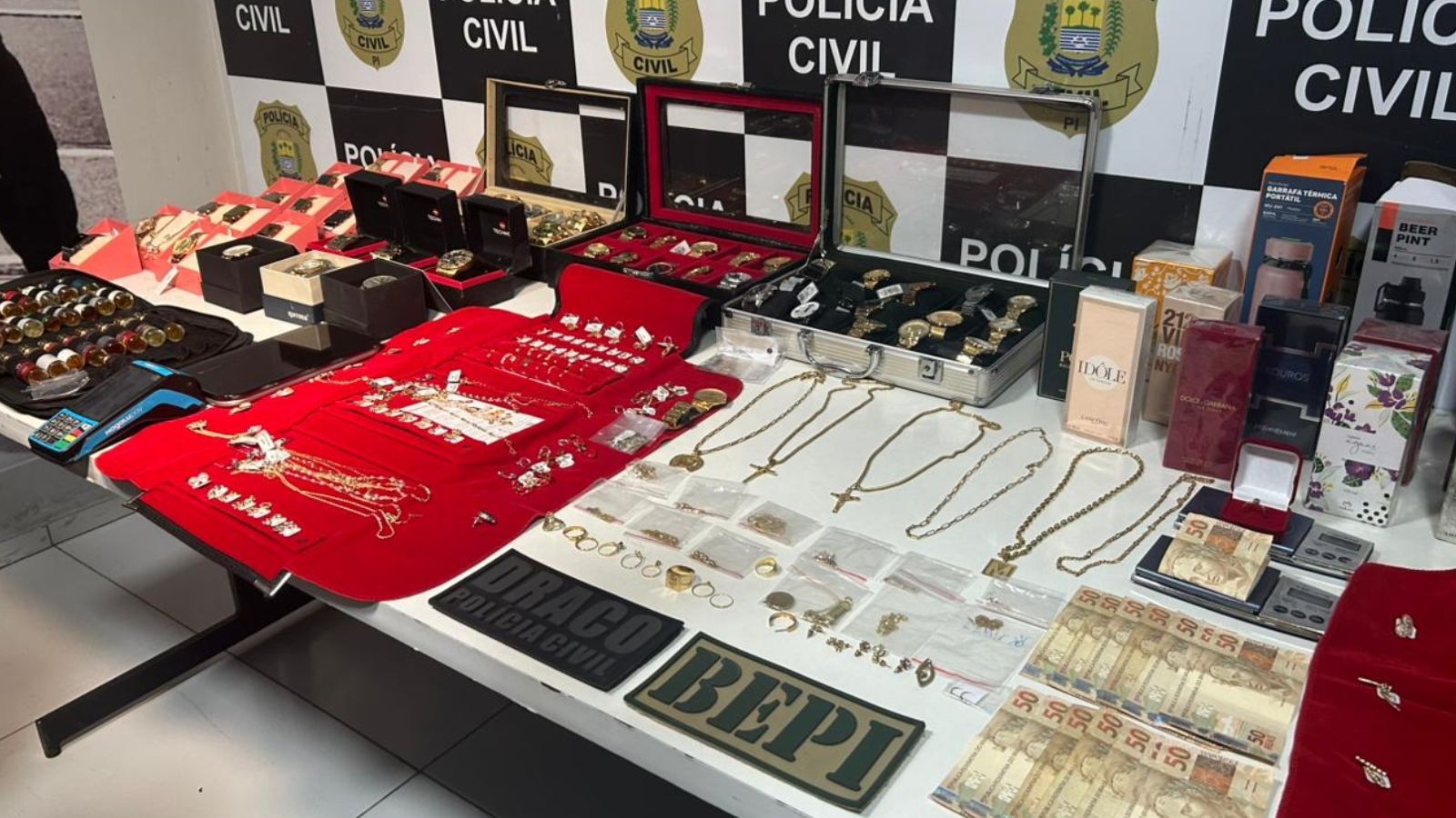 Suspeito de comprar e vender joias roubadas é preso em condomínio em Teresina