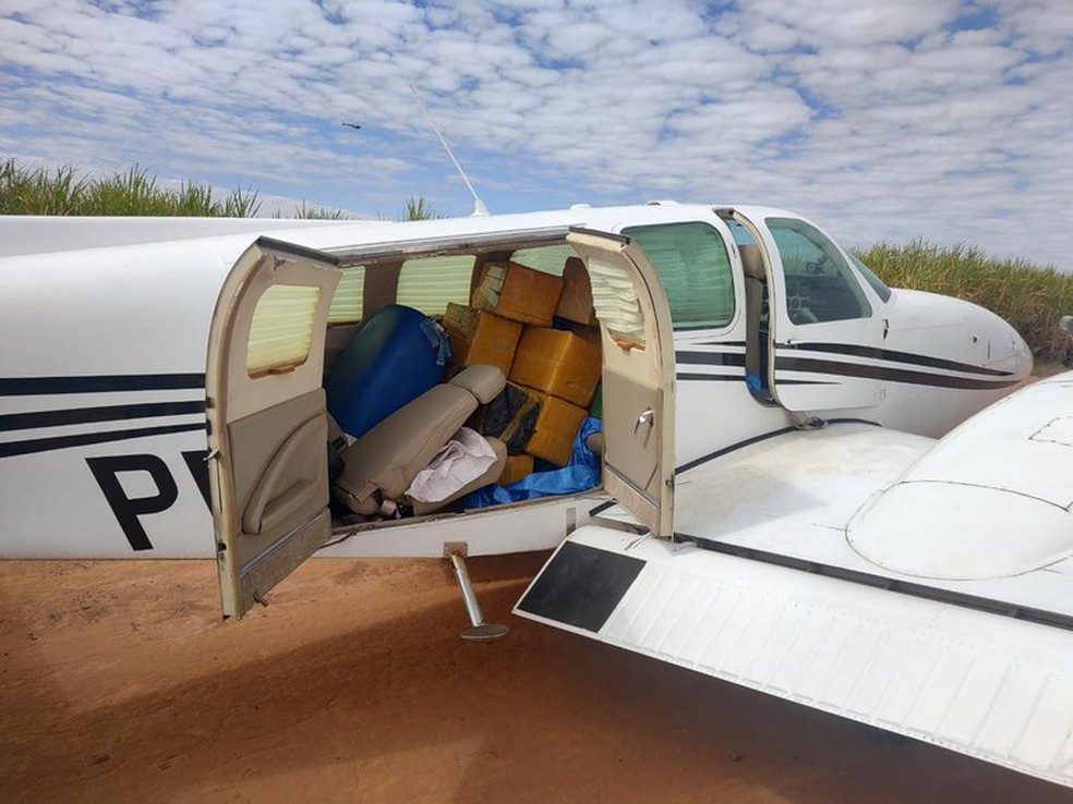 Avio carregado com droga  interceptado pela FAB entre Mato e Dobrada — Foto: Polcia Federal