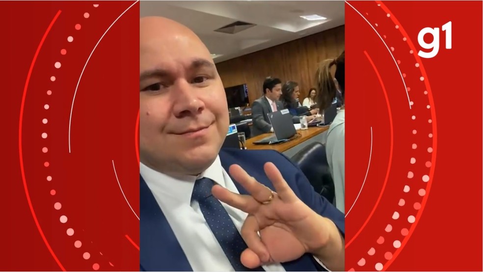 Gesto feito por Abílio Brunini durante sessão no Congresso Nacional — Foto: Reprodução