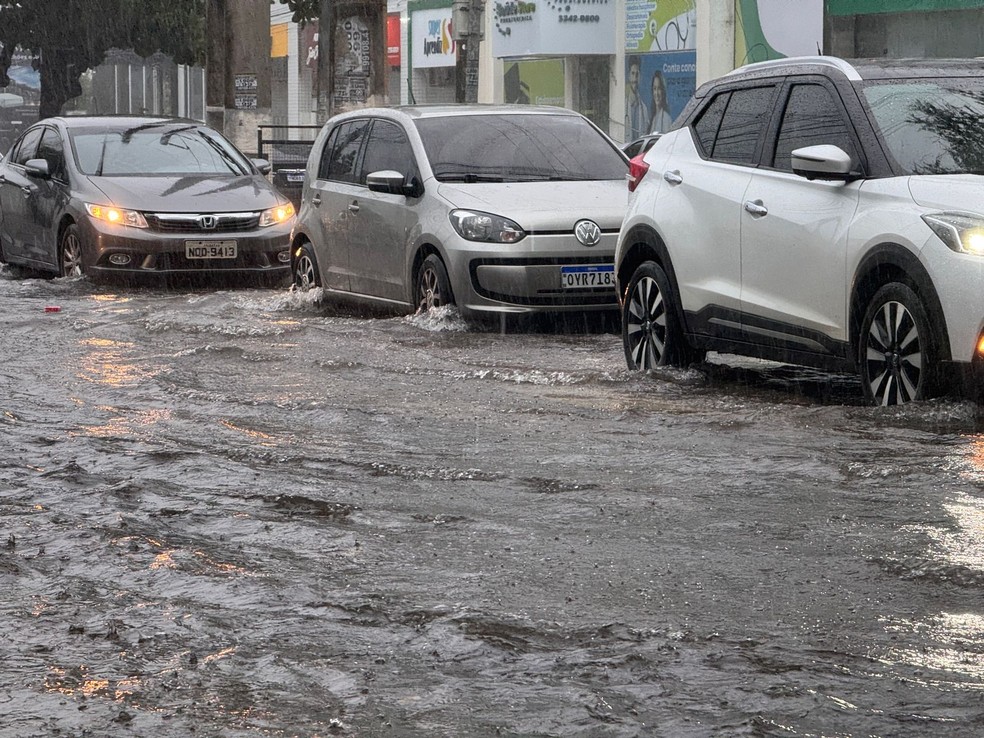 Avenida prudente de Moraes ficou alagada em alguns trechos — Foto: Vinicius Marinho/Inter TV Cabugi