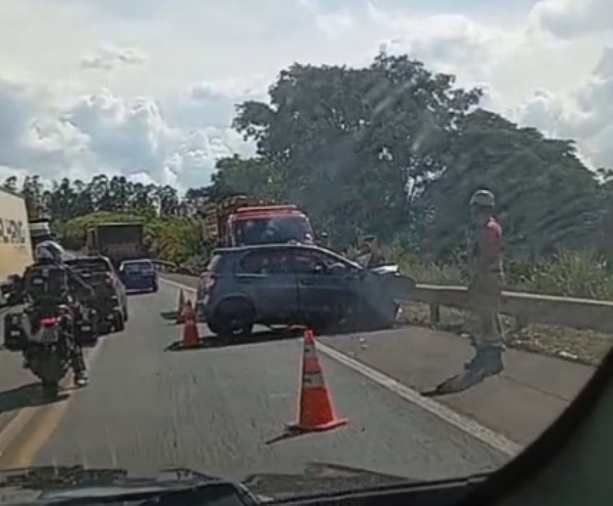 Quatro pessoas da mesma família ficam feridas em batida entre carro e carreta na BR-365, em MG