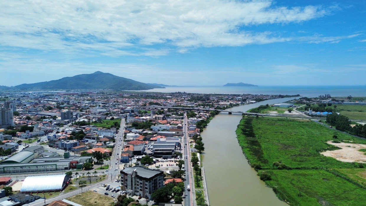 Homem de 27 anos é preso suspeito de matar namorada de 15 na Grande Florianópolis