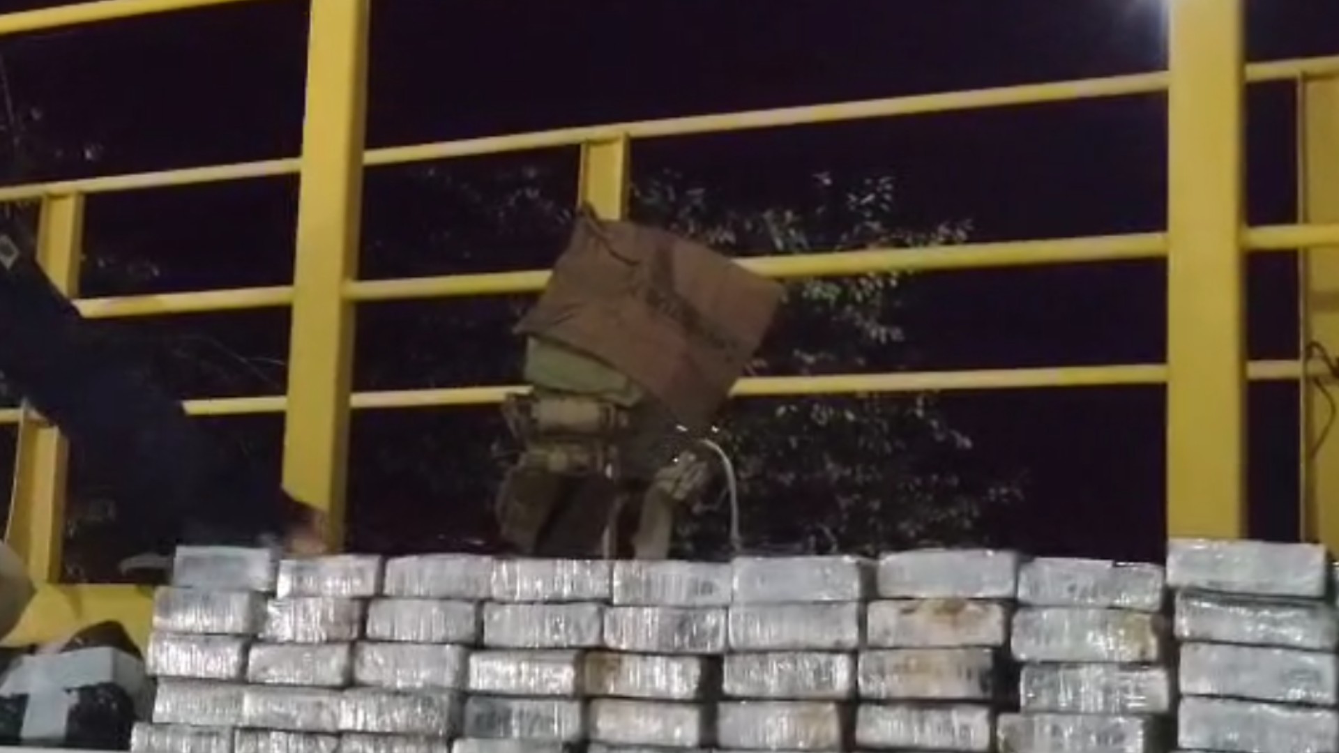Polícia encontra 440 kg de cocaína escondidos em caminhão-tanque em Ilha Solteira