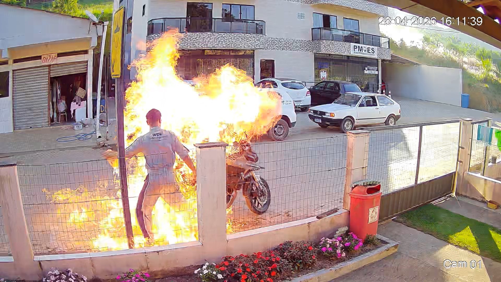 VÍDEO: Homem ateia fogo na própria moto durante fiscalização da PM no ES