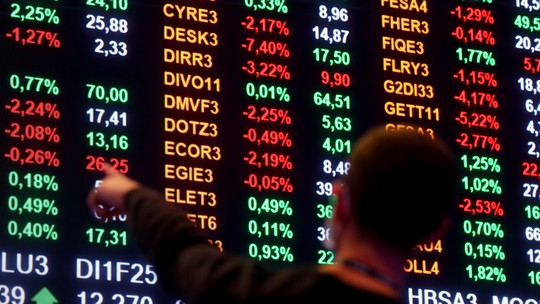 Bolsa cai mais de 3% com guerra e dados do PIB; dólar sobe a R$ 5,26 - Foto: (REUTERS/Amanda Perobelli)