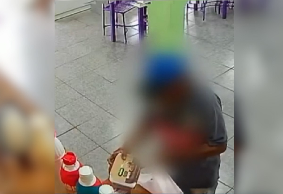 Homem entra em sorveteria, furta potes de sorvete e foge de bicicleta
