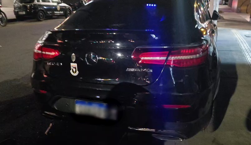 Neurocirurgião é detido com fuzil em Mercedes com características de viatura policial na Avenida Paulista
