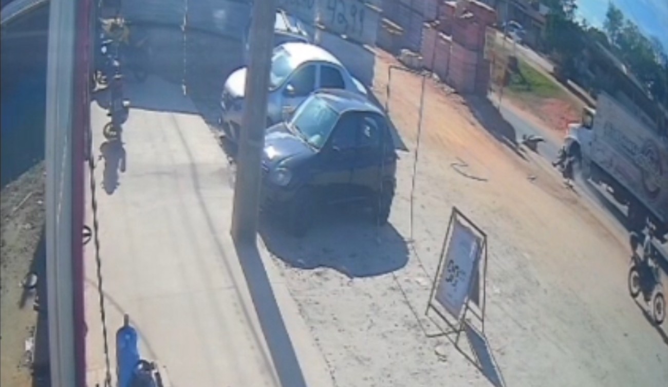 Caminhão atinge moto e deixa duas pessoas em estado grave, em Saquarema; VÍDEO