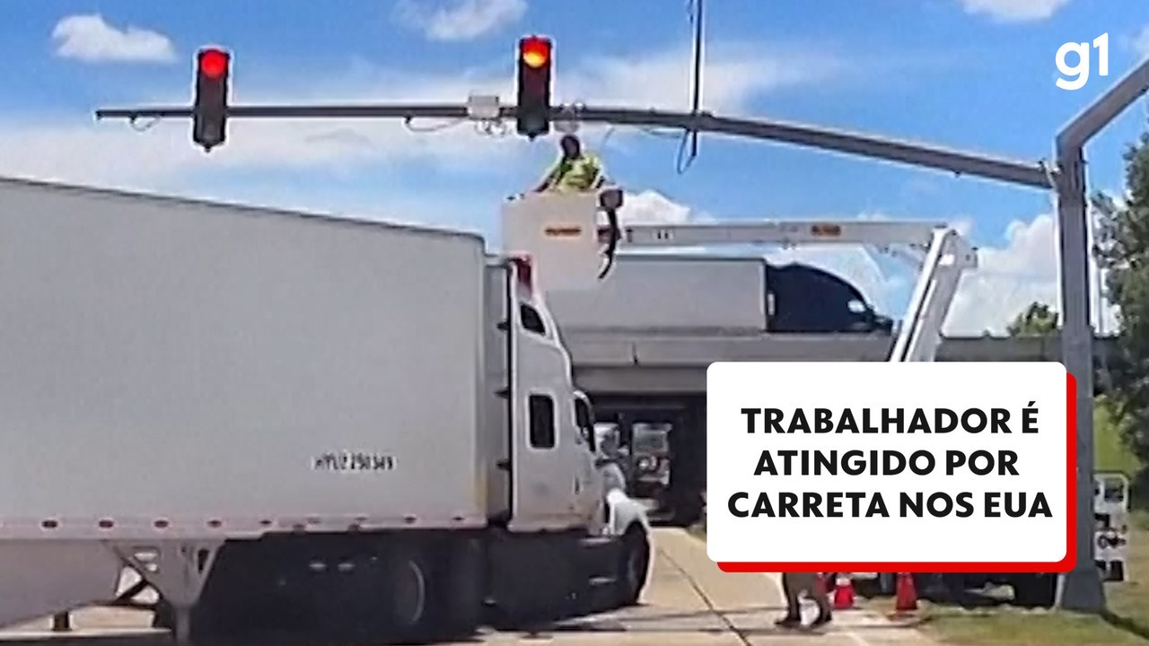 VÍDEO: Homem é atingido por carreta enquanto fazia manutenção de semáforo nos EUA e fica pendurado de ponta-cabeça