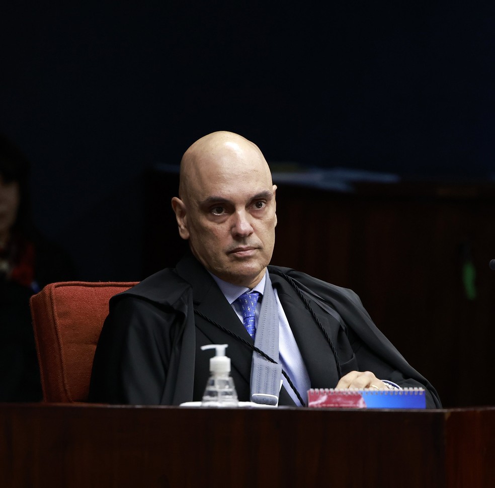 Ministro Alexandre de Moraes passou por cirurgia no tendão e participou de sessão sobre tentativa de golpe utilizando uma tipoia — Foto: Rosinei Coutinho/STF