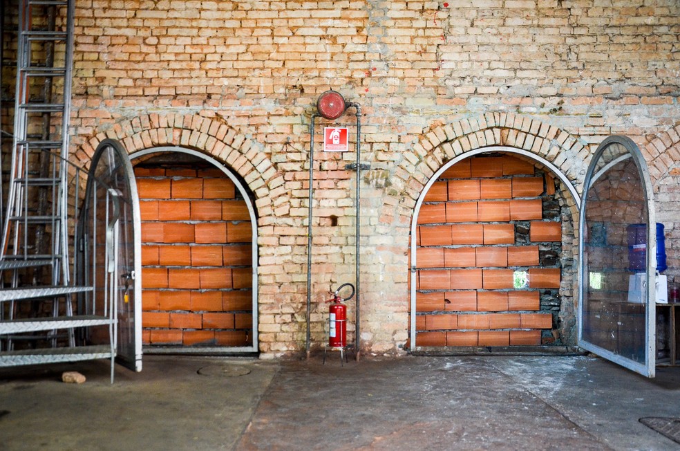 Grupo Silvio Santos retira escada que liga arena do Teatro Oficina a terreno da empresa e empareda Arcos do Beco Ação foi feita por funcionários do grupo, que é dono da área. Em dezembro do ano passado, MP e Prefeitura de SP anunciaram acordo para transformar o espaço no Parque Bixiga. — Foto: LEONARDO RAMOS/FOTOARENA/FOTOARENA/ESTADÃO CONTEÚDO