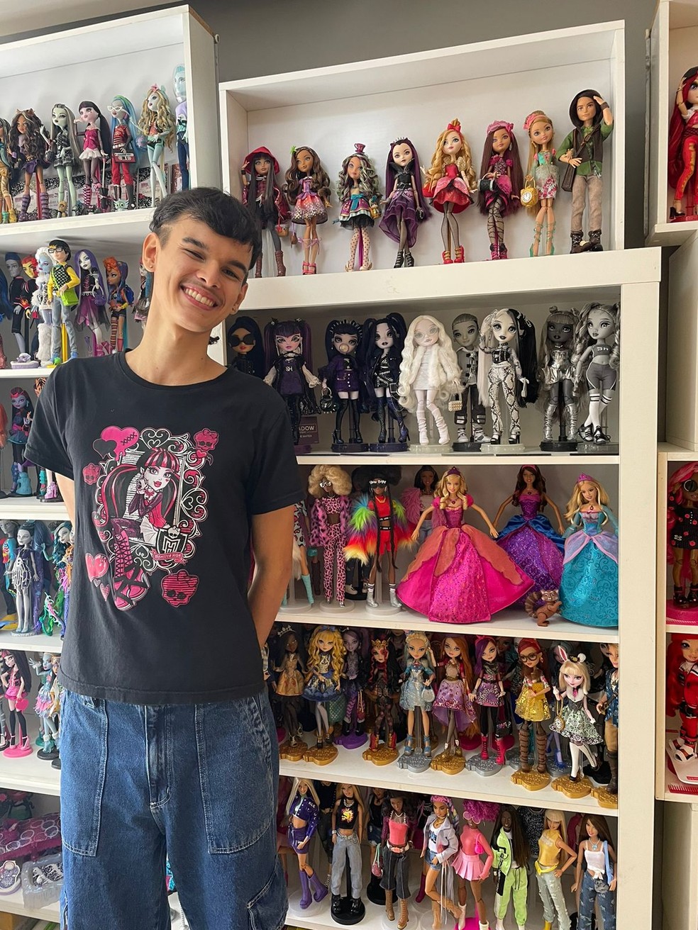 Luiz Filipe de Marchi Brito e sua coleção de bonecas — Foto: Viviane Lopes/g1