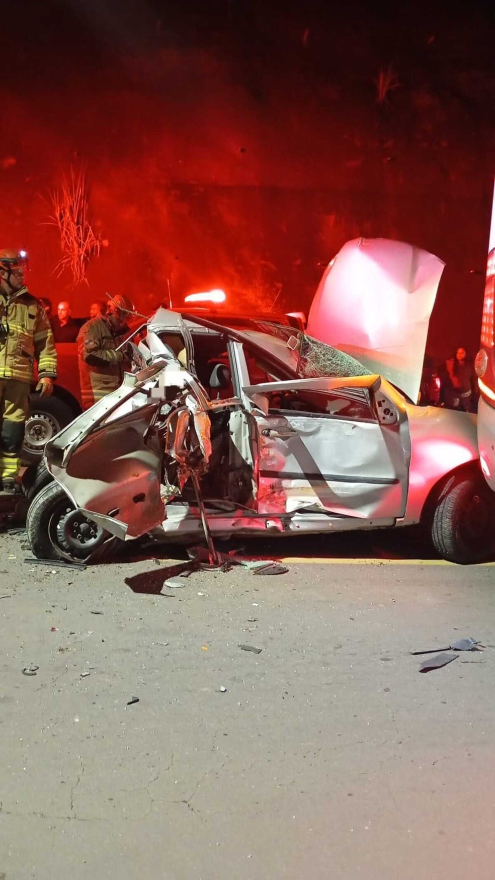 Acidente entre carro e ônibus deixa duas pessoas feridas em Barra Mansa — Foto: Reprodução/Redes Sociais
