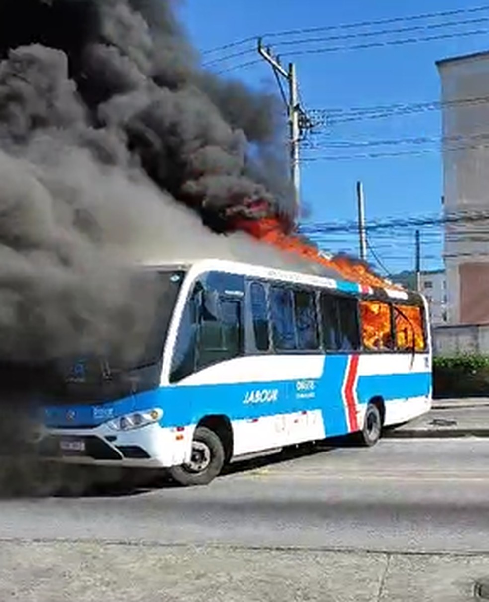BRT é incendiado após sobrinho de Zinho ser morto em troca de tiros com a polícia — Foto: Reprodução redes sociais