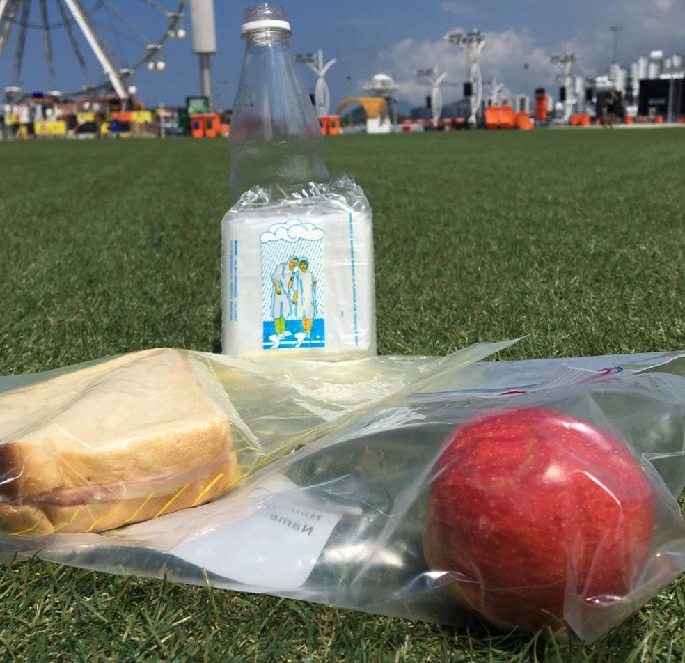 Kit permitido no Rock in Rio: capa de chuva, garrafinha plástica sem tampa e alimentos - como sanduíches e frutas - embalados — Foto: Narayanna Borges/GloboNews