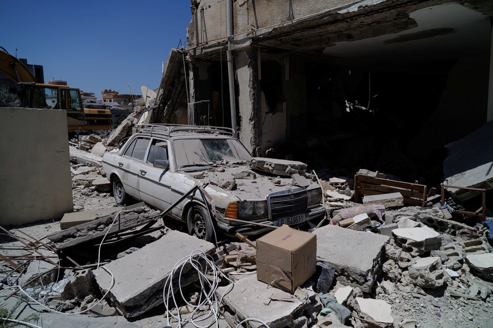 Carro danificado no local de um ataque aéreo a uma casa no Líbano neste sábado (20) — Foto: Zohra Bensemra/Reuters
