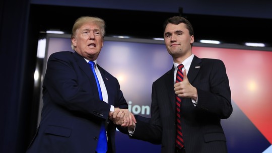 Trump culpa esquerda radical pelo assassinato de Charlie Kirk e fomenta temores de acirramento da violência política nos EUA - Seguidores de presidente americano encaram morte de ativista ultraconservador como declaração de guerra. Kirk foi baleado no pescoço em evento em universidade de Utah na quarta (10).