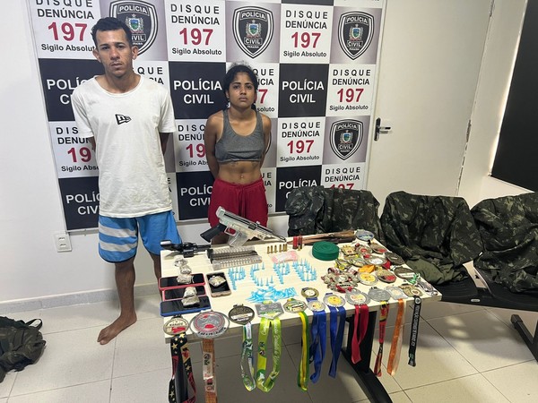 Emily Vieira Martins, de 20 anos e outro suspeito do crime preso pela Polícia Civil, com medalhas de karatê, armas e roupas militares usadas para a realização de assaltos e outros crimes — Foto: Polícia Civil/Divulgação