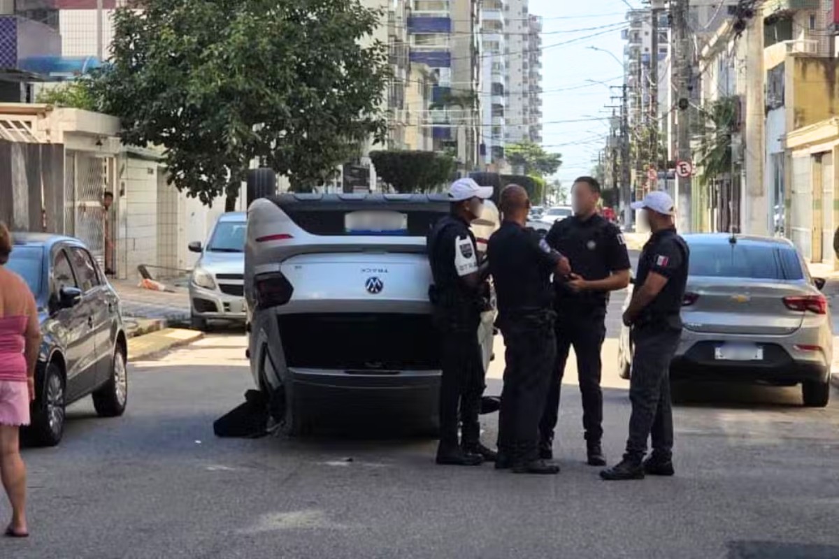 Carro capota em acidente com três veículos no litoral de SP