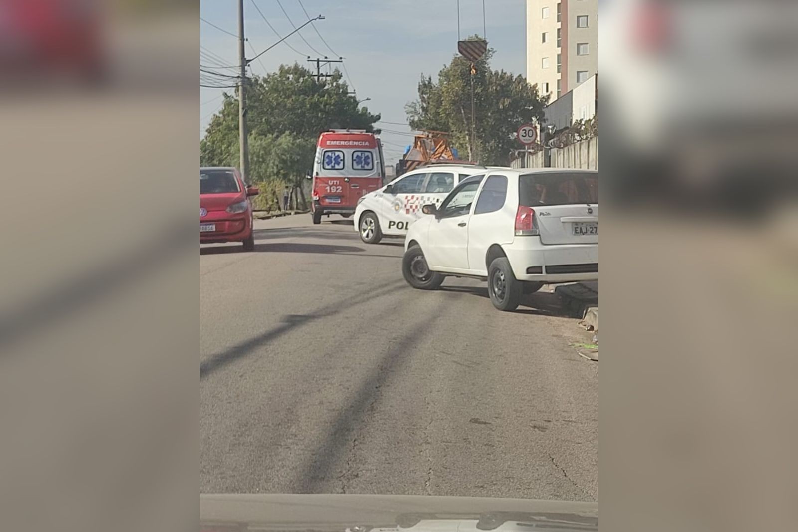 Peça de guindaste se solta de caminhão e deixa uma pessoa ferida em Itu 