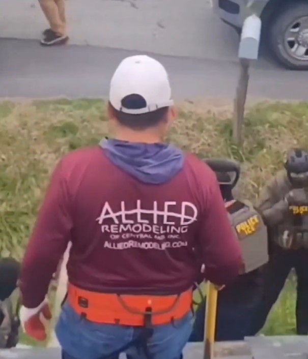 VÍDEO: ICE detém imigrantes em telhado de casa durante obra nos EUA; proprietária teria feito denúncia para não pagar serviço