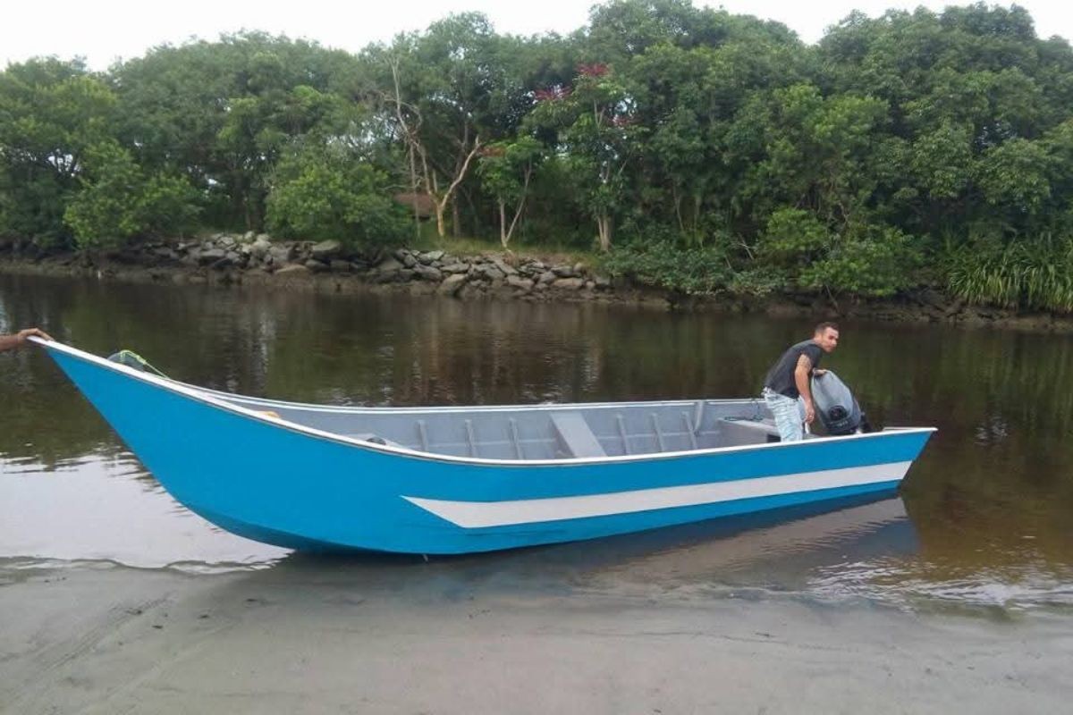 Pescador sobrevive após barco virar, bater a cabeça em pedras e se abrigar em ilha no litoral de SP: 'a onda me pegou'