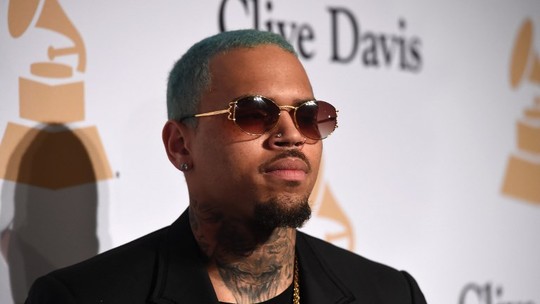 Após ser solto, Chris Brown posta: 'Da cadeia para o palco' - Cantor foi liberado depois de pagar fiança. Ele estava detido acusado de ter agredido um produtor musical com uma garrafa em 2023.