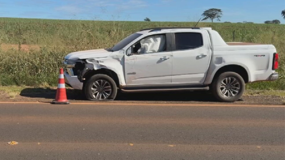 Caminhonete ficou com a parte frontal destruída após batida contra grupo de ciclistas em Bady Bassitt (SP) — Foto: Patrick Lima/TV TEM