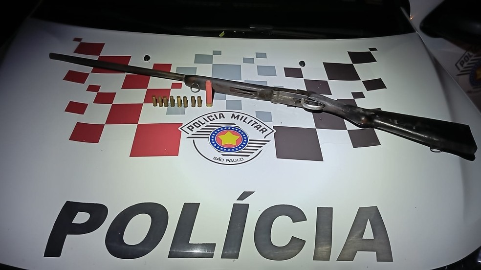 Homem preso por porte ilegal de arma de fogo em Salmourão (SP) — Foto: Polícia Militar