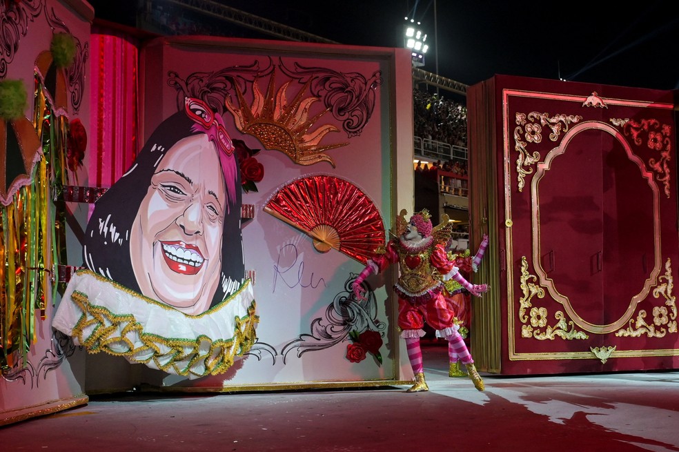 Carnavalesca Rosa Magalhães foi homenageada pelo Acadêmicos do Salgueiro no carnaval do Rio em 2026. — Foto: REUTERS/Tita Barros