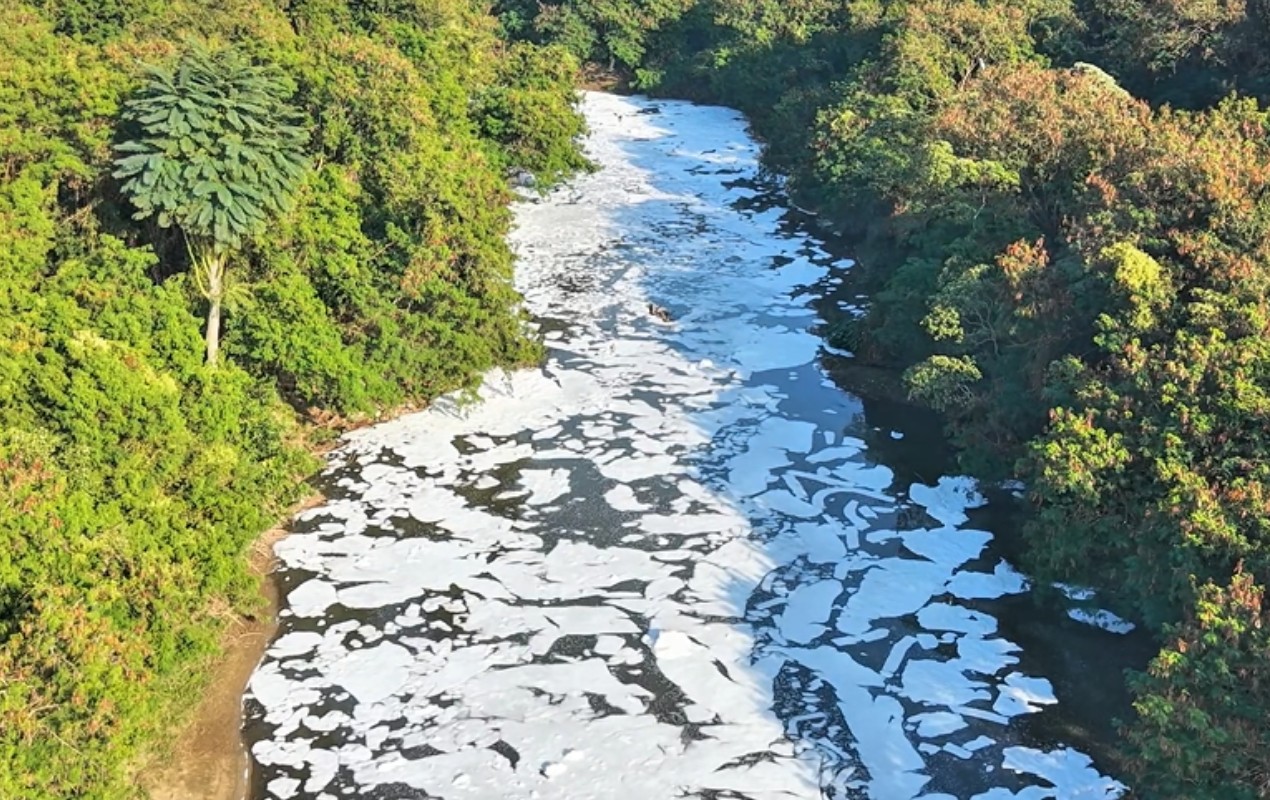Rio Jundiaí fica coberto por espuma tóxica em Salto