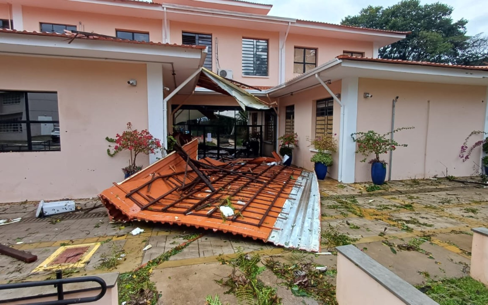 Temporal deixa rastro de destruição na USP de Ribeirão Preto, SP