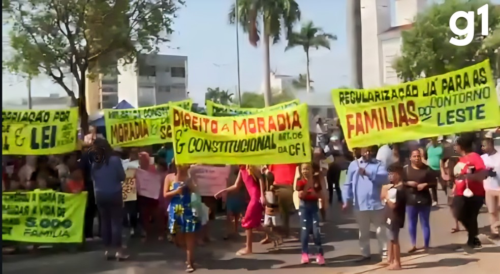 Moradores durante o protesto, em Cuiabá — Foto: TVCA